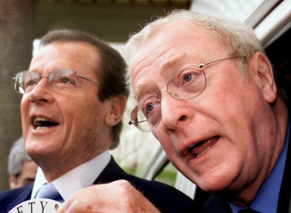 Μάικλ Κέιν: Ηρέμησε, Τραμπ. Μια κατάπαυση του πυρός έχεις να υπογράψεις