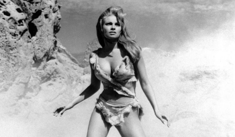 «Ορκίζομαι ότι θα σε σκοτώσω»: Η Ράκελ Γουέλς κάποτε απείλησε να χτυπήσει τον πατέρα της με μια μασιά