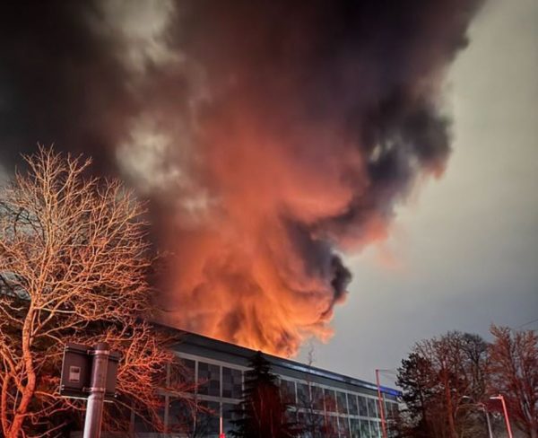 Βρετανία: Κλειστό το αεροδρόμιο Χίθροου λόγω πυρκαγιάς – Εκατοντάδες πτήσεις θα επηρεαστούν