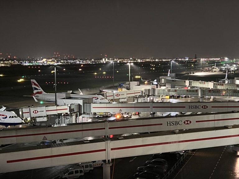 Ξεκίνησαν ξανά οι πτήσεις στο Χίθροου – Από αύριο η πλήρης επαναλειτουργία