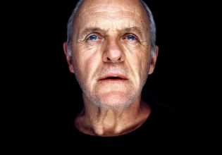 «Μια χαρά τα πήγαμε, μικρέ» – Ο Άντονι Χόπκινς μέσα από τα «ωμά και παθιασμένα» απομνημονεύματά του