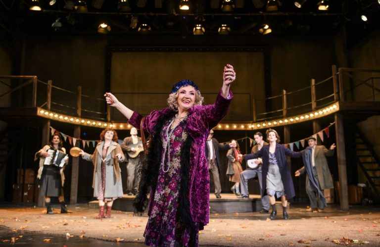 Η Μητέρα του Σκύλου: Ακροβατώντας μεταξύ φαντασίας και πραγματικότητας