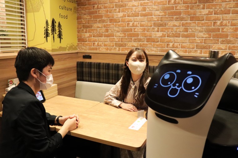 Χιλιάδες ρομπότ… γάτες σερβίρουν πελάτες σε εστιατόρια στην Ιαπωνία