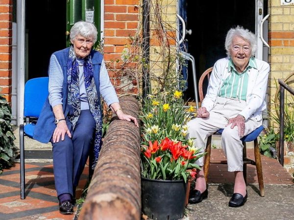 Μεγάλη Βρετανία: Γειτόνισσες γιόρτασαν μαζί τα 101α τους γενέθλια – «Η ζωή πέρασε αρκετά γρήγορα»