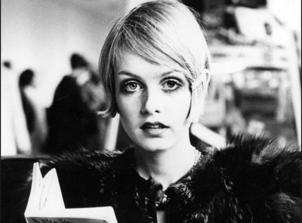 O σεξισμός, το body shaming και ο Γούντι Άλεν: Η Twiggy για τους άνδρες πίσω από τις κάμερες