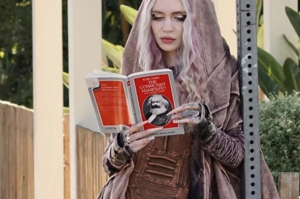 «Είναι τρελό»: Η Grimes ικετεύει τον Έλον Μασκ να κρατήσει τα παιδιά τους μακριά από το ίντερνετ