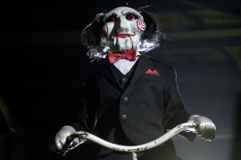 «Δύο στα δύο»: Τι σχέση έχει η καθυστέρηση της επόμενης ταινίας «Saw» με τη δολοφονία του Μπράιαν Τόμσον;