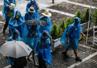 Καιρός: Προ των πυλών μεγάλα ύψη βροχής και θυελλώδεις άνεμοι – Έπεσε χαλάζι σε μέγεθος καρυδιού