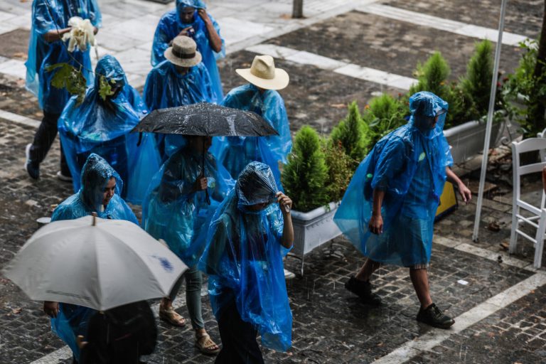 Καιρός: Προ των πυλών μεγάλα ύψη βροχής και θυελλώδεις άνεμοι – Έπεσε χαλάζι σε μέγεθος καρυδιού
