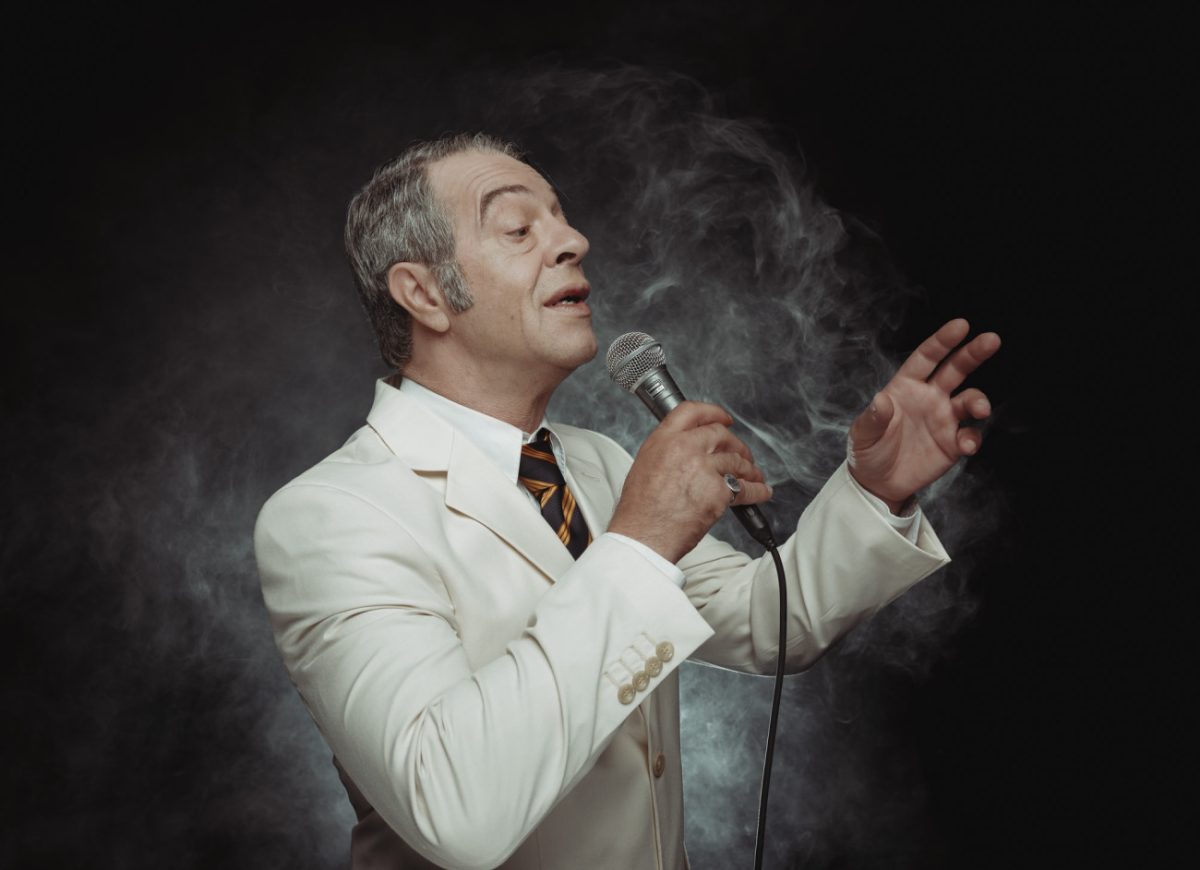 «Τα πήρες όλα κι έφυγες – Η ζωή του Στράτου Διονυσίου»: Είδαμε την παράσταση που πήρε παράταση