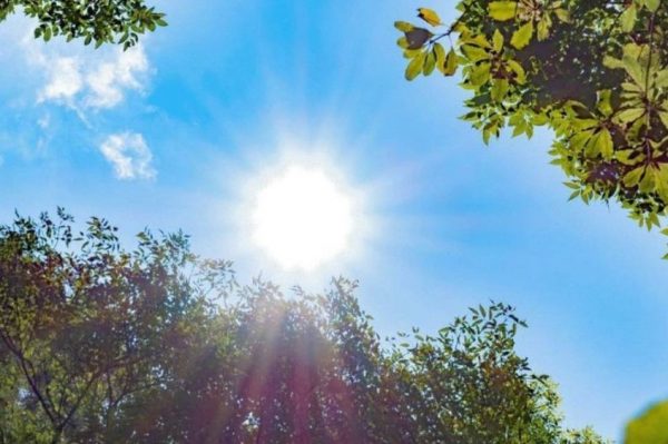 Καιρός: Αποπνικτικό σκηνικό το Σαββατοκύριακο με 30άρια και αφρικανική σκόνη