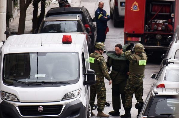Καμίνια: Η επιχείρηση πυροτεχνουργών του στρατού για την απομάκρυνση της χειροβομβίδας