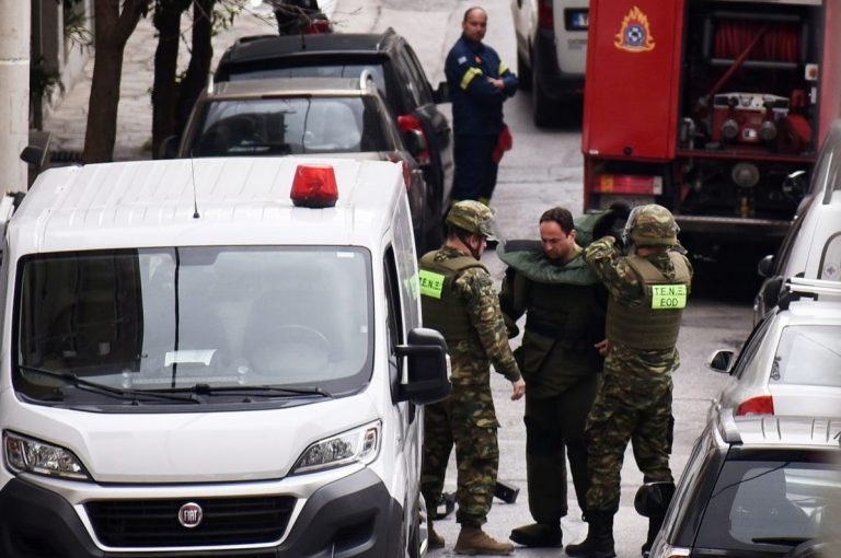 Καμίνια: Η επιχείρηση πυροτεχνουργών του στρατού για την απομάκρυνση της χειροβομβίδας