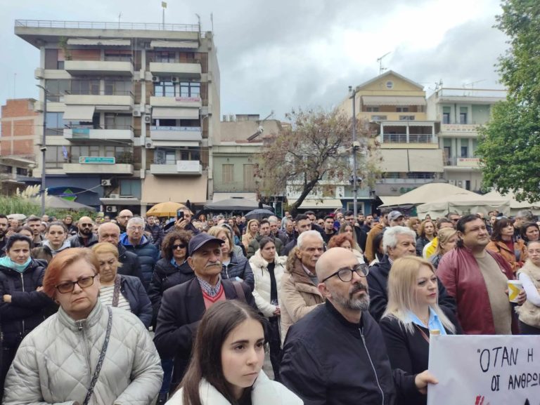 «Ελάτε δίπλα μας»: Μεγάλο συλλαλητήριο για τα Τέμπη στην Κατερίνη με τη συμμετοχή συγγενών θυμάτων