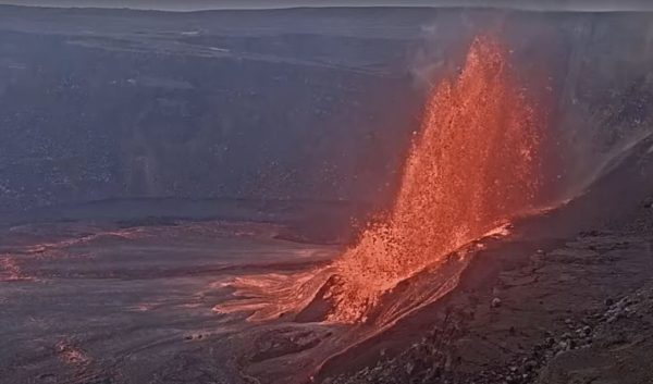 Χαβάη: Το ηφαίστειο Κιλαουέα εκτοξεύει ξανά λάβα – Παρακολουθήστε σε ζωντανό χρόνο [βίντεο]