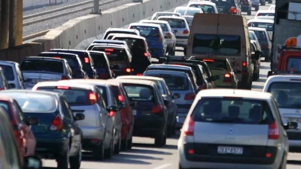 Φωτιά σε όχημα στην οδό Ηλιουπόλεως στο ύψος του Μετς