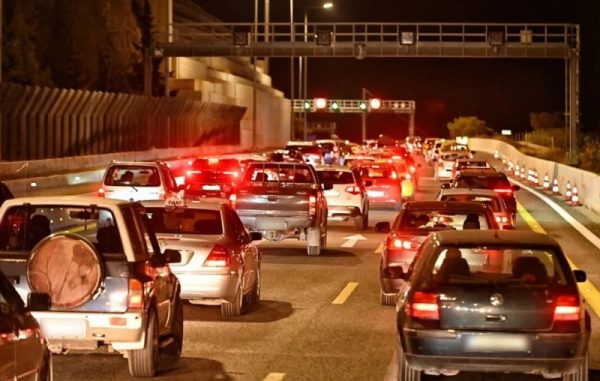 Μαζική επιστροφή των εκδρομέων του τριημέρου – Αυξημένη κίνηση στις εθνικές οδούς – Ταλαιπωρία στις Θερμοπύλες