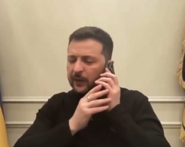 Ζελένσκι: Του τηλεφώνησε ο Μακρόν όσο μιλούσε με δημοσιογράφους – «Να σε πάρω εγώ σε 15-20 λεπτά;»