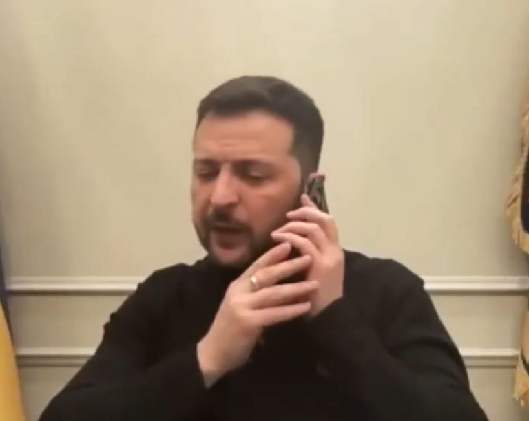 Ζελένσκι: Του τηλεφώνησε ο Μακρόν όσο μιλούσε με δημοσιογράφους – «Να σε πάρω εγώ σε 15-20 λεπτά;»