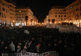 Τέμπη: «Δεν έχω οξυγόνο» – Βουλιάζουν από διαδηλωτές Θεσσαλονίκη, Πάτρα, Λάρισα
