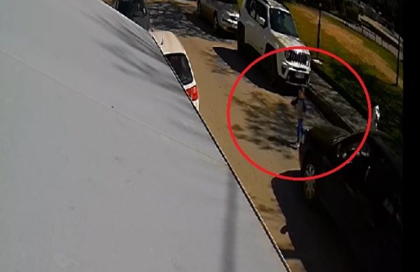 Λάρισα: Βίντεο ντοκουμέντο – Η στιγμή που ΙΧ παρασύρει το 3χρονο αγόρι