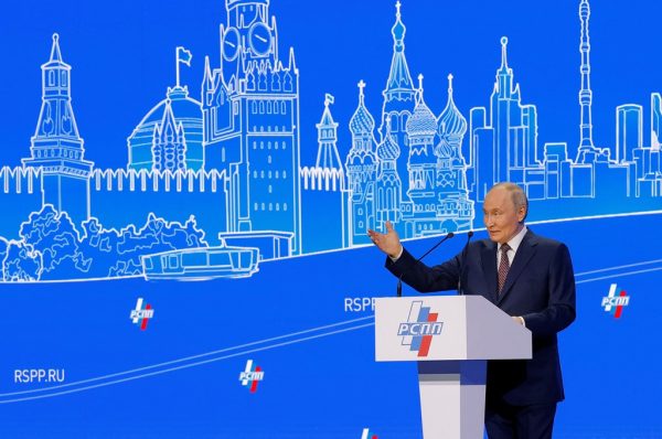 Πούτιν: Kαταφέρθηκε εναντίον των κυρώσεων εν όψει του τηλεφωνήματος με τον Τραμπ