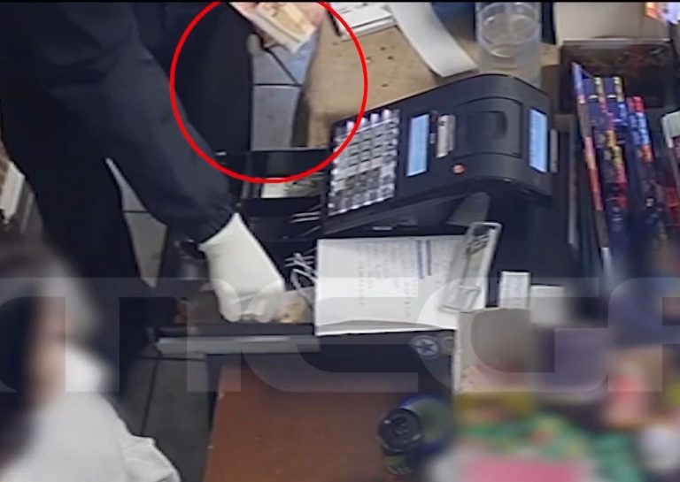 Περιστέρι: Ληστής με την απειλή μαχαιριού άρπαξε όλα τα χρήματα από ταμειακή – Βίντεο ντοκουμέντο