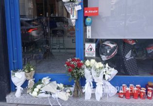 Βόλος: Λουλούδια και κεριά στο κατάστημα που διατηρούσε το νιόπαντρο ζευγάρι – Πώς συνέβη το τροχαίο δυστύχημα