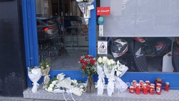 Βόλος: Λουλούδια και κεριά στο κατάστημα που διατηρούσε το νιόπαντρο ζευγάρι – Πώς συνέβη το τροχαίο δυστύχημα