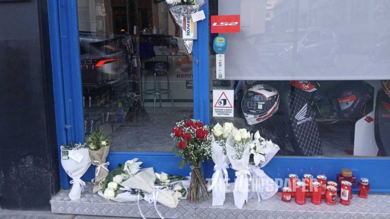 Βόλος: Λουλούδια και κεριά στο κατάστημα που διατηρούσε το νιόπαντρο ζευγάρι – Πώς συνέβη το τροχαίο δυστύχημα
