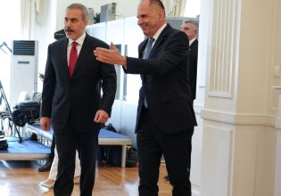 Ο Γεραπετρίτης συναντά τον Φιντάν στη σκιά της κρίσης που προκαλεί η φυλάκιση Ιμάμογλου