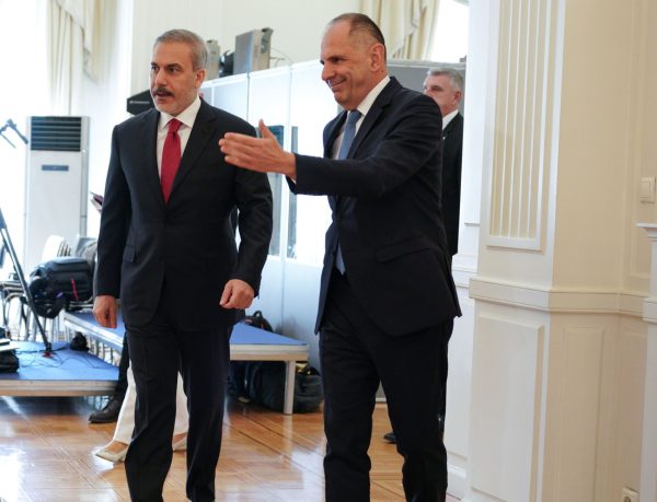 Ο Γεραπετρίτης συναντά τον Φιντάν στη σκιά της κρίσης που προκαλεί η φυλάκιση Ιμάμογλου