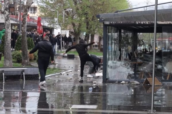 Τραγωδία στη Βόρεια Μακεδονία: Εξοργισμένο πλήθος κατέστρεψε παμπ του ιδιοκτήτη του φλεγόμενου κλαμπ