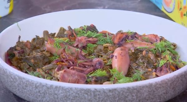 Συνταγή: Χόρτα εποχής με καλαμαράκια