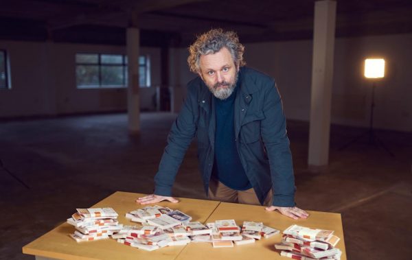 Το σύστημα είναι σπασμένο: Ο ακτιβιστής και σταρ Μάικλ Σιν, έσβησε χρέη 1 εκατ. σε 900 φτωχά νοικοκυριά