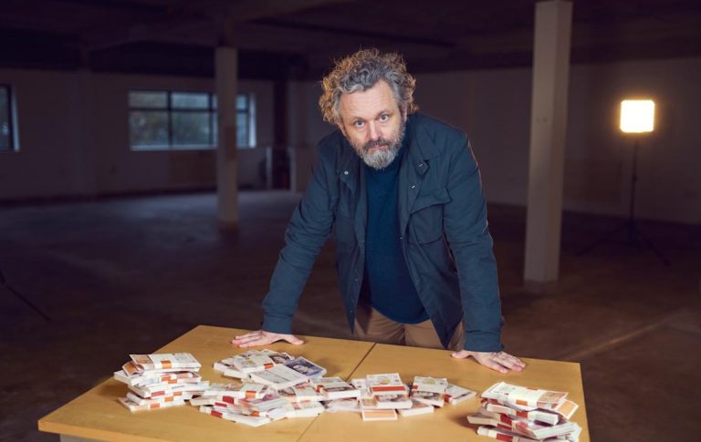 Το σύστημα είναι σπασμένο: Ο ακτιβιστής και σταρ Μάικλ Σιν, έσβησε χρέη 1 εκατ. σε 900 φτωχά νοικοκυριά