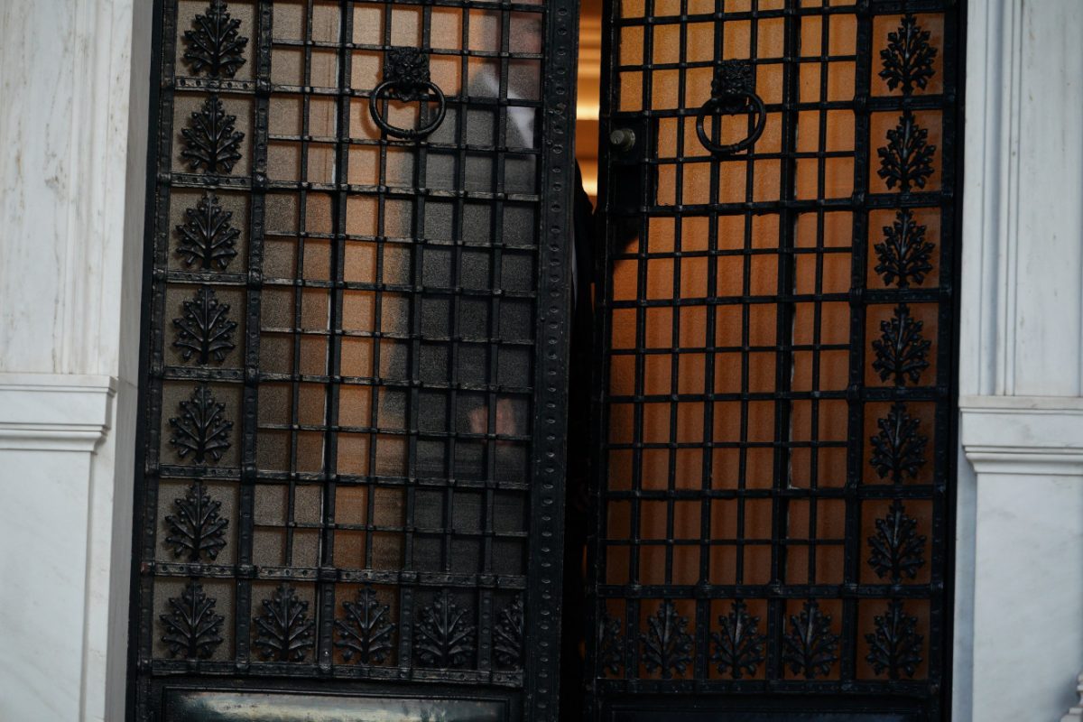 «Κλίνατε επί δεξιά» και αυξήσεις ψίχουλα από την κυβέρνηση απέναντι στις «κόκκινες» κάρτες των πολιτών