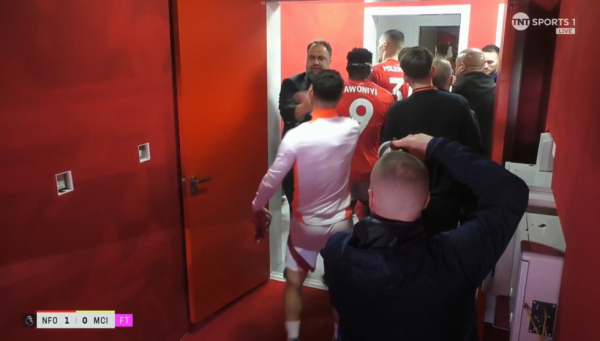 Πανευτυχής ο Βαγγέλης Μαρινάκης μετά τον θρίαμβο της Νότιγχαμ: Οι πανηγυρισμοί και τα συγχαρητήρια στους παίκτες (vids)