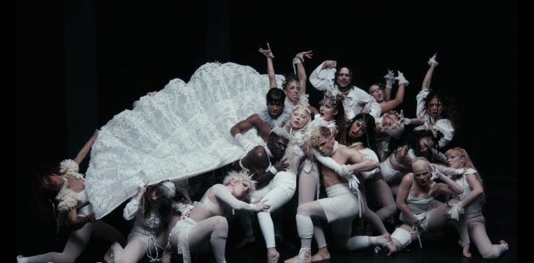 Το μαξιμαλιστικό «Mayhem» της Lady Gaga κέρδισε με το σπαθί του μια θέση στην κορυφή