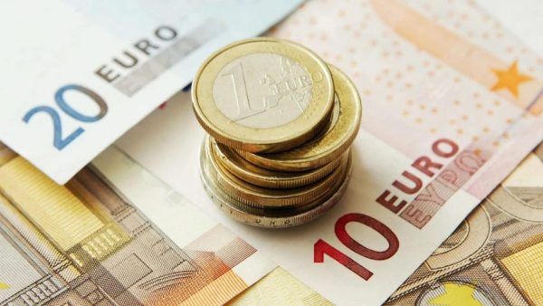 Κατώτατος μισθός: Στα 880 ευρώ από 1η Απριλίου – Πώς διαμορφώνονται επιδόματα και τριετίες