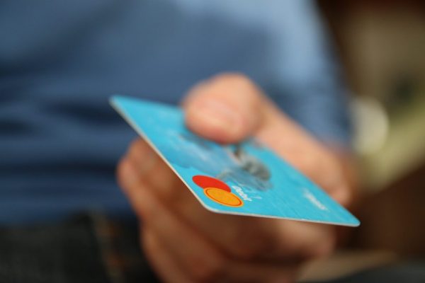 Επιδόματα με προπληρωμένη κάρτα: Καραμπόλες και καταγγελίες για «κοινωνικό ρατσισμό»