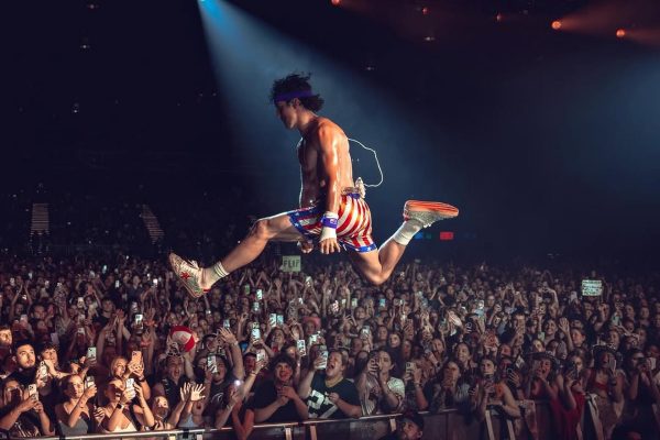 Έσπασε τον αλγόριθμο, αντιγράφηκε από τον Ζούκερμπεργκ, ερέθισε τα Grammys: Ποιός είναι ο Μπένσον Μπουν;