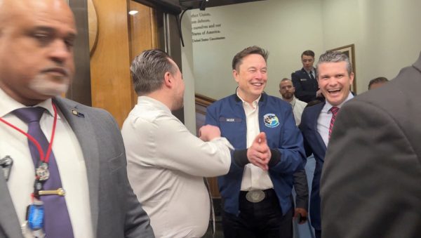 Τι θέλει ο Έλον Μασκ στο Πεντάγωνο – Η επίσκεψη που πυροδότησε αντιδράσεις