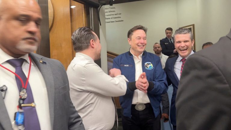 Τι θέλει ο Έλον Μασκ στο Πεντάγωνο – Η επίσκεψη που πυροδότησε αντιδράσεις
