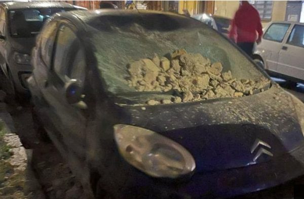Νάπολη: Σεισμός 4,4 Ρίχτερ προκαλεί τρόμο στους κατοίκους και ζημιές σε σπίτια και αυτοκίνητα