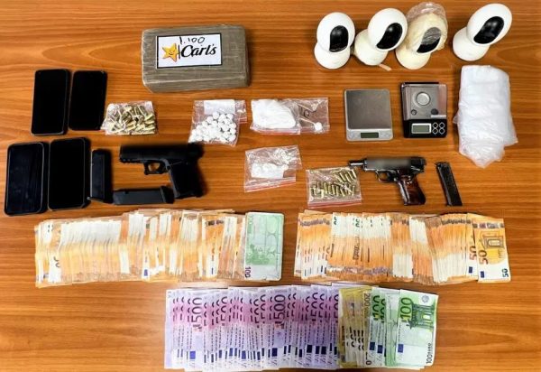 Συνελήφθησαν 2 άτομα για κατοχή και διακίνηση ναρκωτικών στην Αττική – Βρέθηκαν όπλα, σφαίρες και 40.000 ευρώ