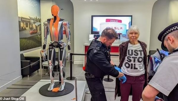 Viral: Ακτιβιστές ετών 74 και 63, βανδάλισαν το «ναζιστικό ρομπότ» της Tesla και του Έλον Μασκ