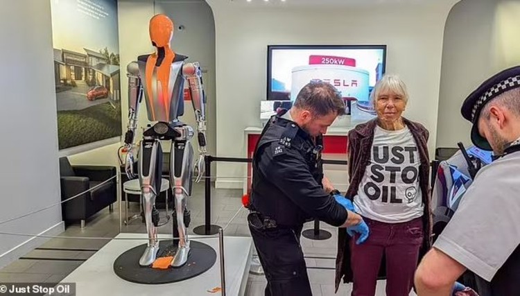 Viral: Ακτιβιστές ετών 74 και 63, βανδάλισαν το «ναζιστικό ρομπότ» της Tesla και του Έλον Μασκ