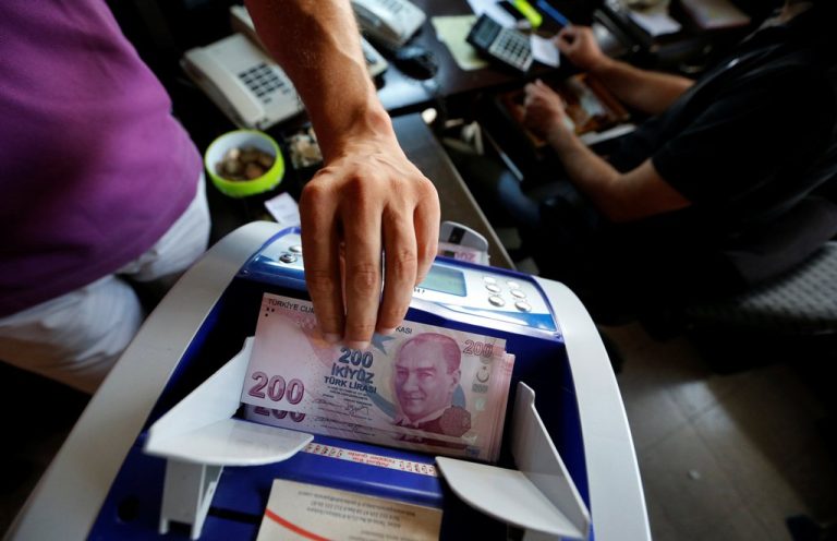 Τουρκία: Μαζικό ξεπούλημα στις αγορές – Πιέσεις στη λίρα παρά τις παρεμβάσεις