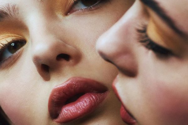 Μπελούτσι της Gen Z: Η Ντέβα Κασέλ, νέα Κλαούντια Καρντινάλε στο Γατόπαρδο του Netflix